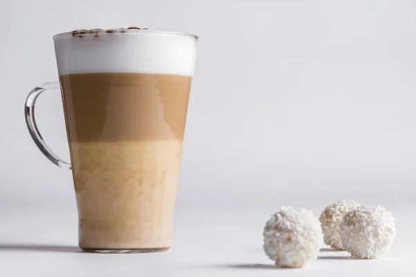 Café Latte Uma Xícara Vidro Fundo Branco — Fotografia de Stock