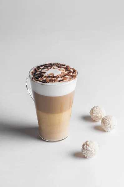 Cafea Latte Într Ceașcă Sticlă Fundal Alb — Fotografie, imagine de stoc