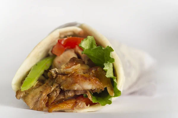 Arabisches Griechisches Oder Türkisches Sandwich Mit Fleisch Vor Weißem Hintergrund — Stockfoto