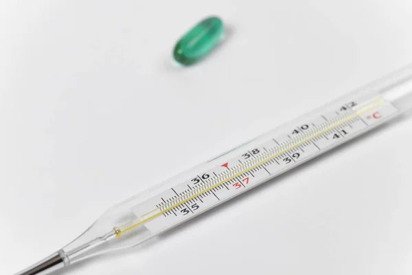 Thermometer und Tabletten — Stockfoto