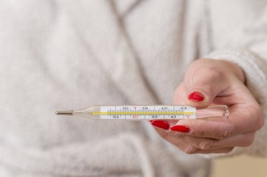Vücut ısısını ölçmek için geleneksel kadar yakın termometre 
