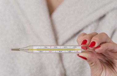 Vücut ısısını ölçmek için geleneksel kadar yakın termometre 