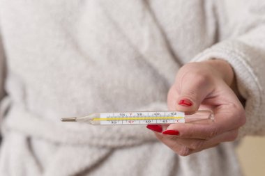 Vücut ısısını ölçmek için geleneksel kadar yakın termometre 