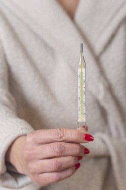 Vücut ısısını ölçmek için geleneksel kadar yakın termometre 