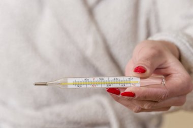Vücut ısısını ölçmek için geleneksel kadar yakın termometre 