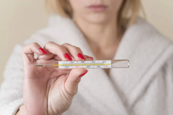 Nära upp traditionella termometer för mätning av kroppstemperatur — Stockfoto