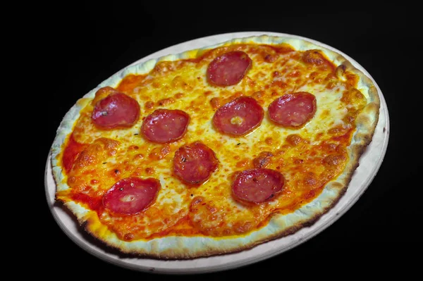 Siyah Arka Plan Üzerine Pizza — Stok fotoğraf