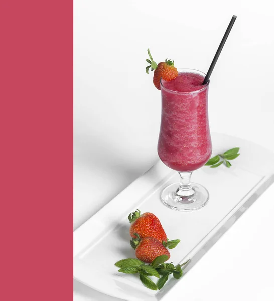 Strawberry smoothie op witte achtergrond — Stockfoto