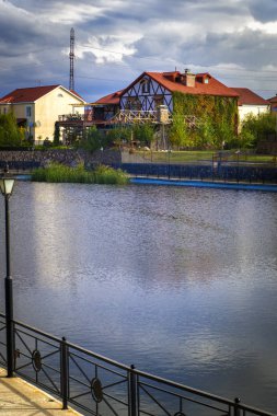 bir göl kıyısında güzel evler