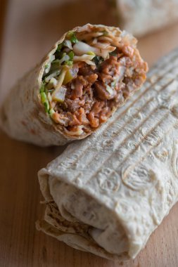 shawarma sandviç, Hünkar, gyro ahşap bir masa üzerinde
