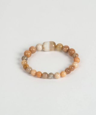 Beyaz bir arka plan üzerinde doğal taşlarından yapılmış bilezik