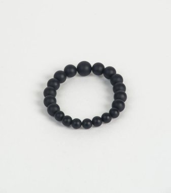 Beyaz bir arka plan üzerinde doğal taşlarından yapılmış bilezik