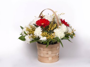 Sepette beyaz zemin üzerine çiçek buketi