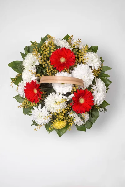 Buquê de flores em cesta no fundo branco — Fotografia de Stock