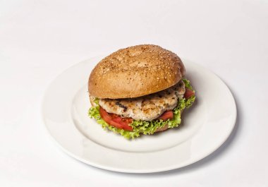Beyaz tabakta klasik burger