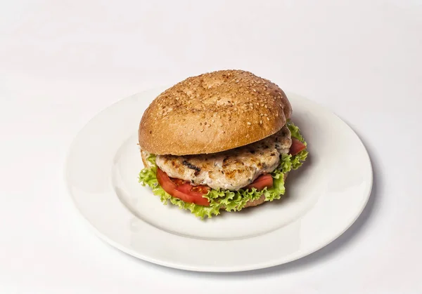 Классический бургер на белой тарелке — стоковое фото
