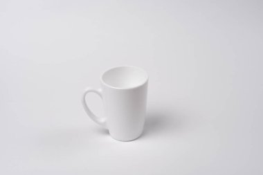 beyaz zemin üzerine beyaz fincan