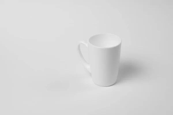 흰색 배경에 흰색 컵 — 스톡 사진
