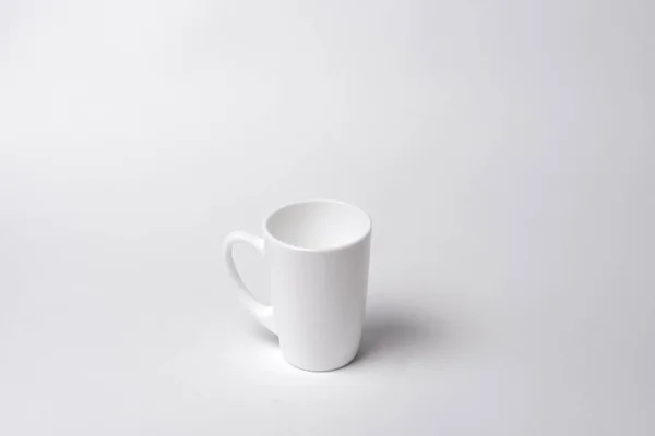 Weiße Tasse auf weißem Hintergrund — Stockfoto