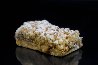 dilim elma pasta siyah arka plan üzerine