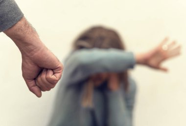 Adam karısını aile içi şiddet gösteren dayak