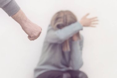 Adam karısını aile içi şiddet gösteren dayak