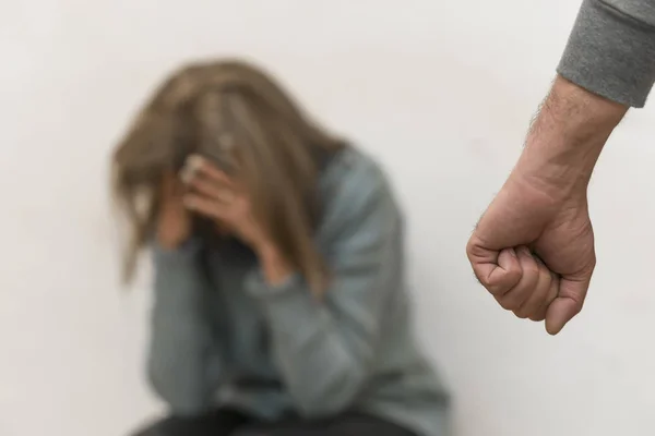 Man geslagen zijn vrouw ter illustratie van huiselijk geweld — Stockfoto