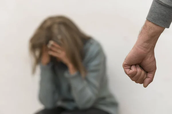 Man beating up his wife illustrating domestic violence — Stock Photo, Image