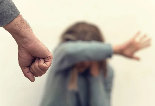 Homem espancando sua esposa ilustrando violência doméstica — Fotografia de Stock