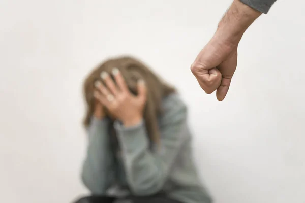 Homem espancando sua esposa ilustrando violência doméstica — Fotografia de Stock