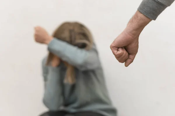 Man beating up his wife illustrating domestic violence — Stock Photo, Image