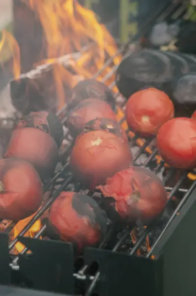 Gemüse auf dem Grill - Tomaten und Auberginen — kostenloses Stockfoto