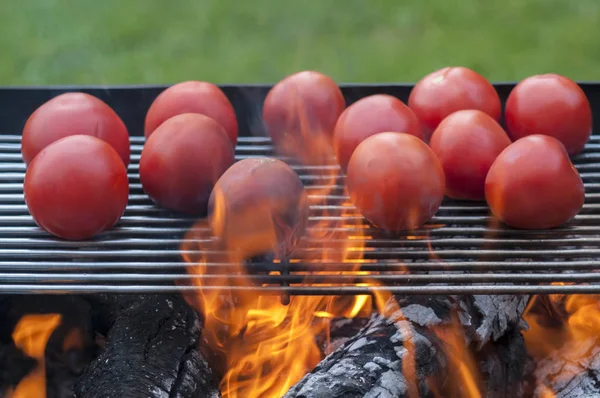 Faire des légumes sur le gril tomates et aubergines — Photo