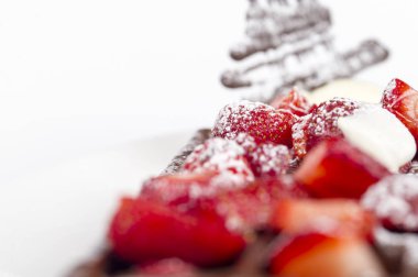 Dondurma, koyu çikolata ve çilek ile waffle
