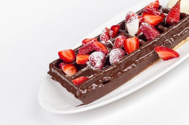Dondurma, koyu çikolata ve çilek ile waffle