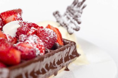 Dondurma, koyu çikolata ve çilek ile waffle