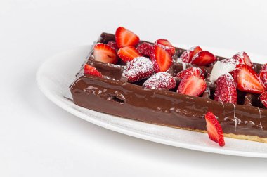 Dondurma, koyu çikolata ve çilek ile waffle