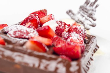 Dondurma, koyu çikolata ve çilek ile waffle