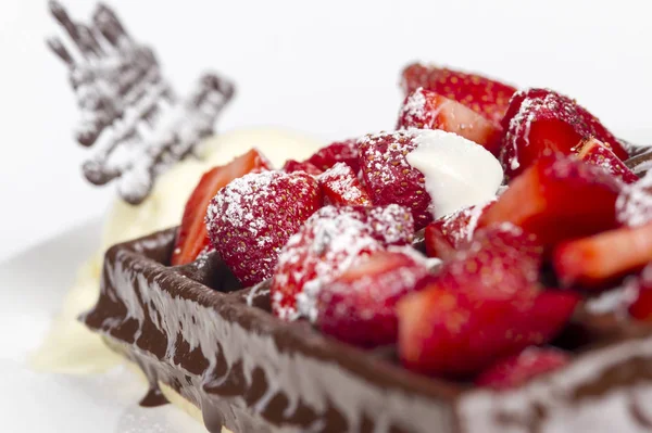 Waffel mit Eis, dunkler Schokolade und Erdbeere — Stockfoto