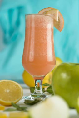 Kırmızı portakal veya greyfurttan taze meyve suyu