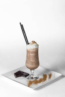 buzlu kahve beyaz bir arka plan üzerinde beyaz bir plaka üzerinde