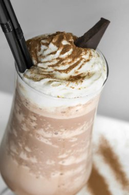 buzlu kahve beyaz bir arka plan üzerinde beyaz bir plaka üzerinde