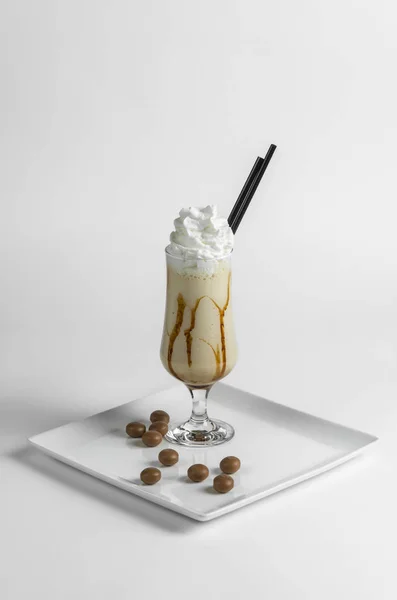 Café helado con crema batida y caramelo — Foto de Stock