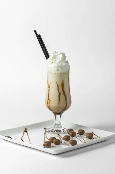 Eiskaffee mit Schlagsahne und Karamell — Stockfoto