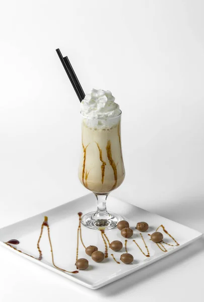 Eiskaffee mit Schlagsahne und Karamell — Stockfoto