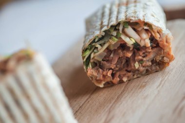 shawarma sandviç, Hünkar, gyro ahşap bir masa üzerinde