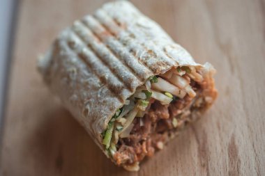 shawarma sandviç, Hünkar, gyro ahşap bir masa üzerinde