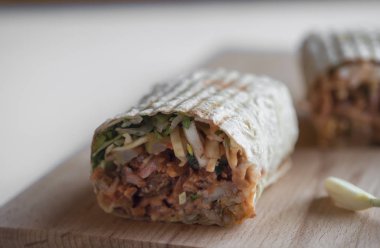 Etli, soğanlı ve otlu geleneksel oryantal sandviç.