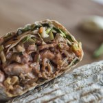 Σάντουιτς shawarma, Ντόνερ Κεμπάπ, γύρο σε ένα ξύλινο τραπέζι