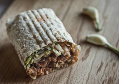 shawarma sandviç, Hünkar, gyro ahşap bir masa üzerinde